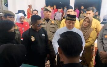 Aliansi Masyarakat Bersatu saat demo di Kantor Bupati Mempawah.