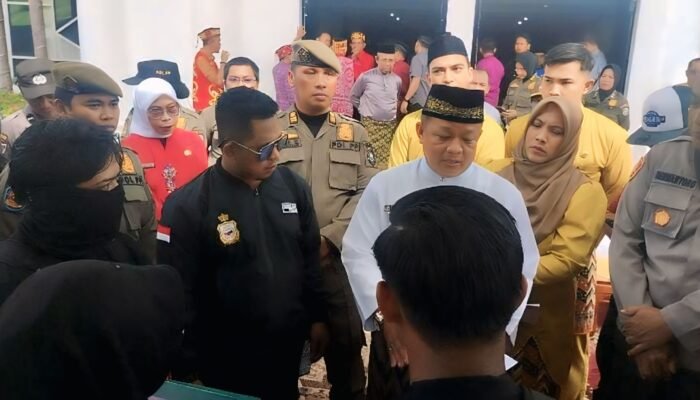 Demo Masyarakat di Kantor Bupati Mempawah, Minta ke Presiden Supaya Copot Mendagri