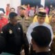 Aliansi Masyarakat Bersatu saat demo di Kantor Bupati Mempawah.