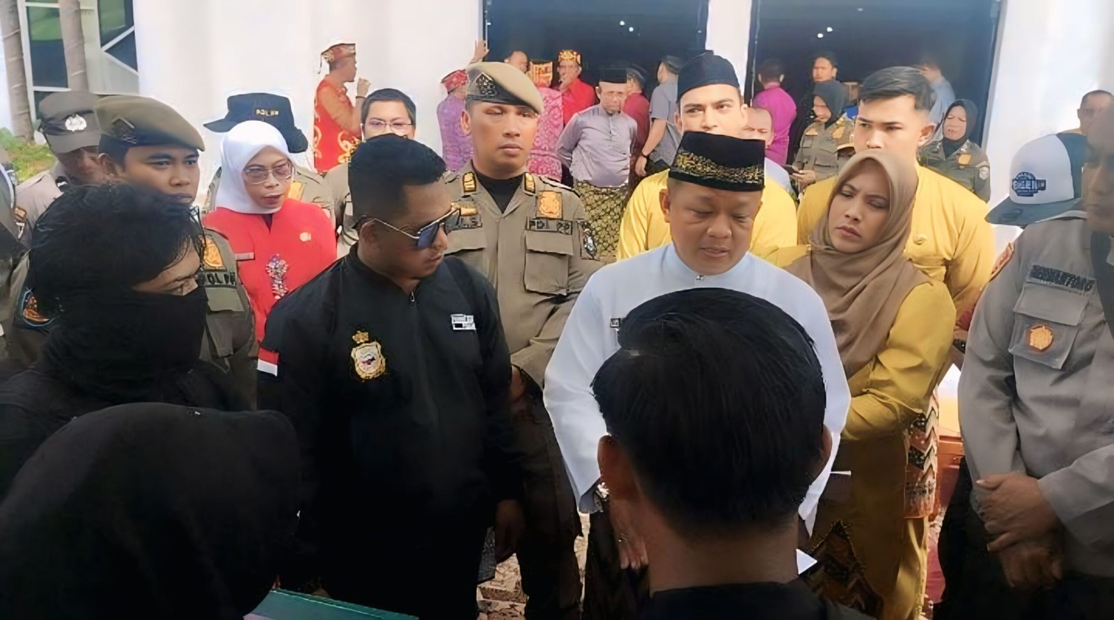 Aliansi Masyarakat Bersatu saat demo di Kantor Bupati Mempawah.