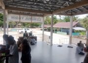 Jemaah sedang makan siang di masjid Sadaniang.