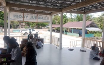 Jemaah sedang makan siang di masjid Sadaniang.