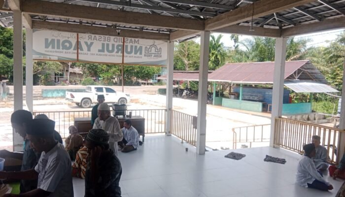 Program Makan Siang Berkah, Masjid Nurul Yaqin Sadaniang Jadi Tempat Berbagi