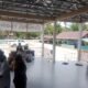 Jemaah sedang makan siang di masjid Sadaniang.