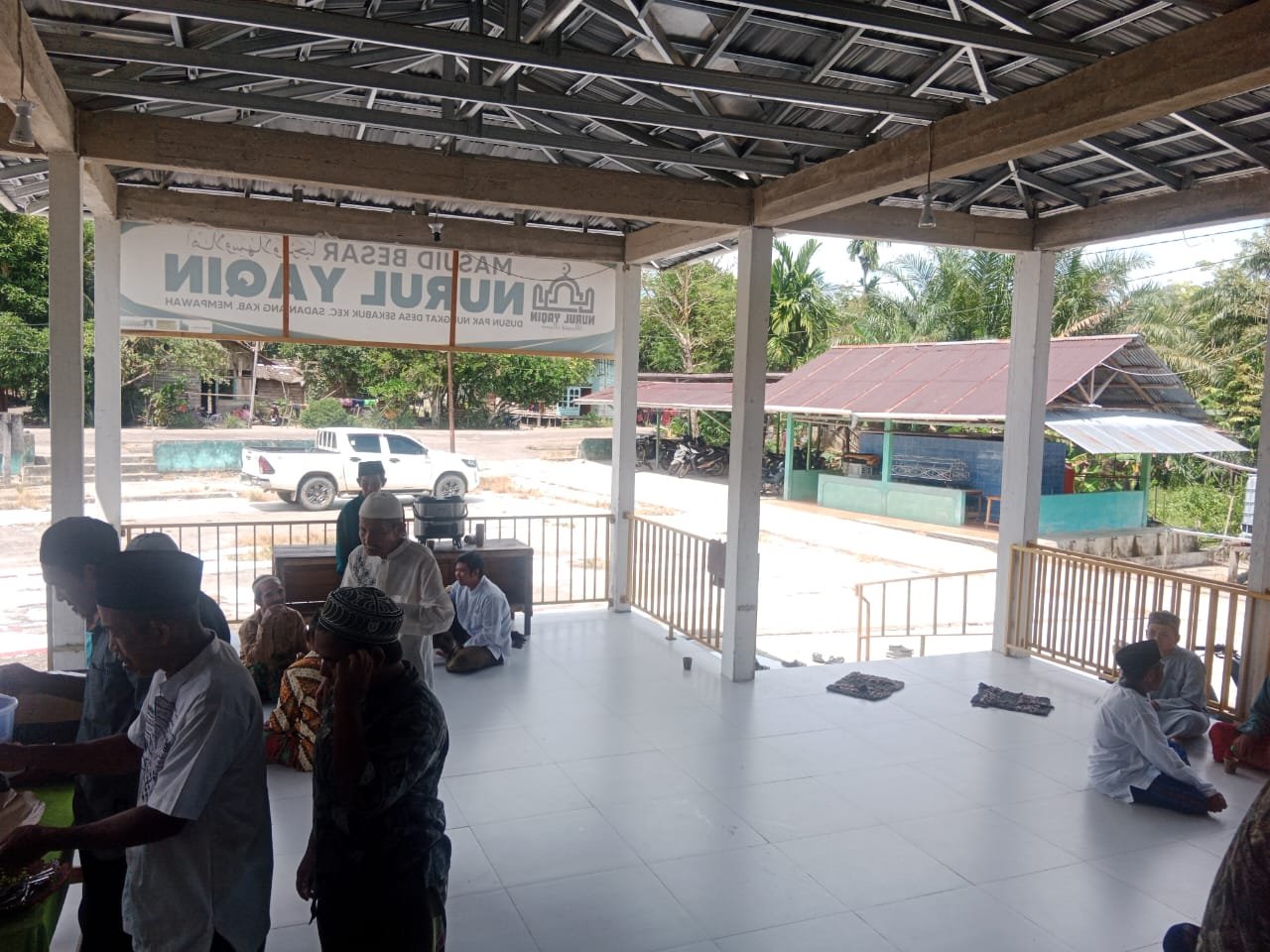 Jemaah sedang makan siang di masjid Sadaniang.