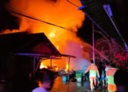 Kebakaran hebat melanda rumah warga di Gang Nelayan Sungai Pinyuh