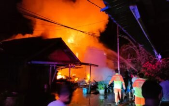 Kebakaran hebat melanda rumah warga di Gang Nelayan Sungai Pinyuh