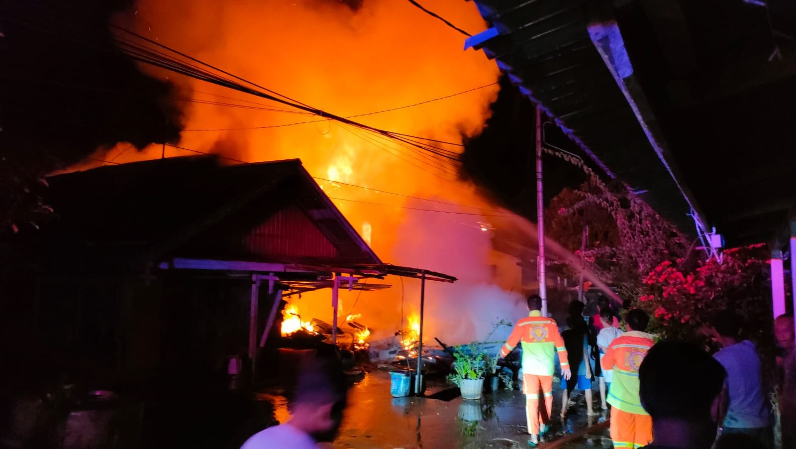 Kebakaran hebat melanda rumah warga di Gang Nelayan Sungai Pinyuh