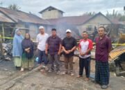 Unsur pemerintah daerah saat meninjau langsung kondisi korban kebakaran di Gang Nelayan, Sungai Pinyuh.