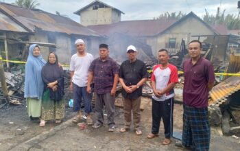 Unsur pemerintah daerah saat meninjau langsung kondisi korban kebakaran di Gang Nelayan, Sungai Pinyuh.