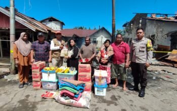 BPBD Kabupaten Mempawah saat menyerahkan bantuan logistik kepada korban kebakaran di Gang Nelayan Sungai Pinyuh.