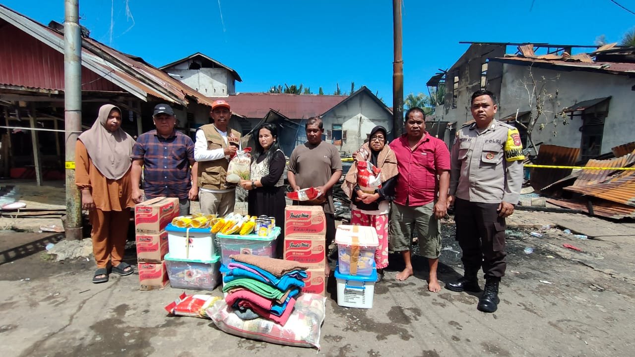BPBD Kabupaten Mempawah saat menyerahkan bantuan logistik kepada korban kebakaran di Gang Nelayan Sungai Pinyuh.