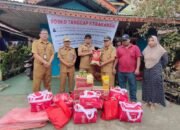 Dinas Sosial Kabupaten Mempawah menyerahkan bantuan kepada korban kebakaran di Gang Nelayan Sungai Pinyuh.
