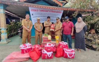 Dinas Sosial Kabupaten Mempawah menyerahkan bantuan kepada korban kebakaran di Gang Nelayan Sungai Pinyuh.