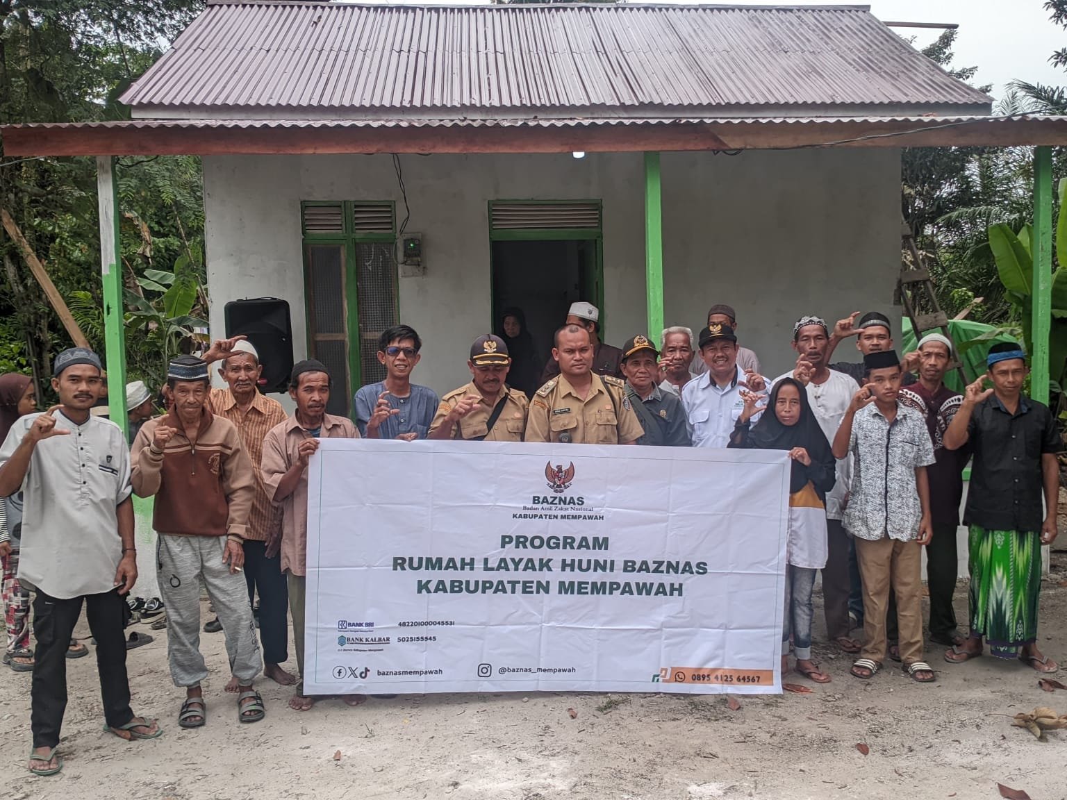 Peresmian rumah bantuan Baznas untuk Yanto warga Pak Nungkat, Desa Sekabuk, Kecamatan Sadaniang, Kabupaten Mempawah, Senin 7 Juli 2025.