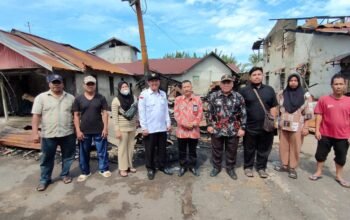 Tim Baznas Kabupaten Mempawah meninjau langsung kondisi korban kebakaran di Gang Nelayan Sungai Pinyuh