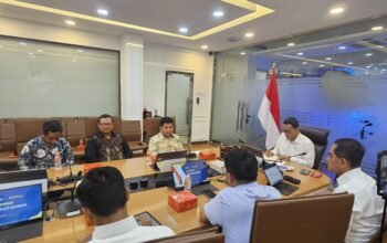 Bupati Sambas dan staf bertemu Menteri Tengah Kerja.