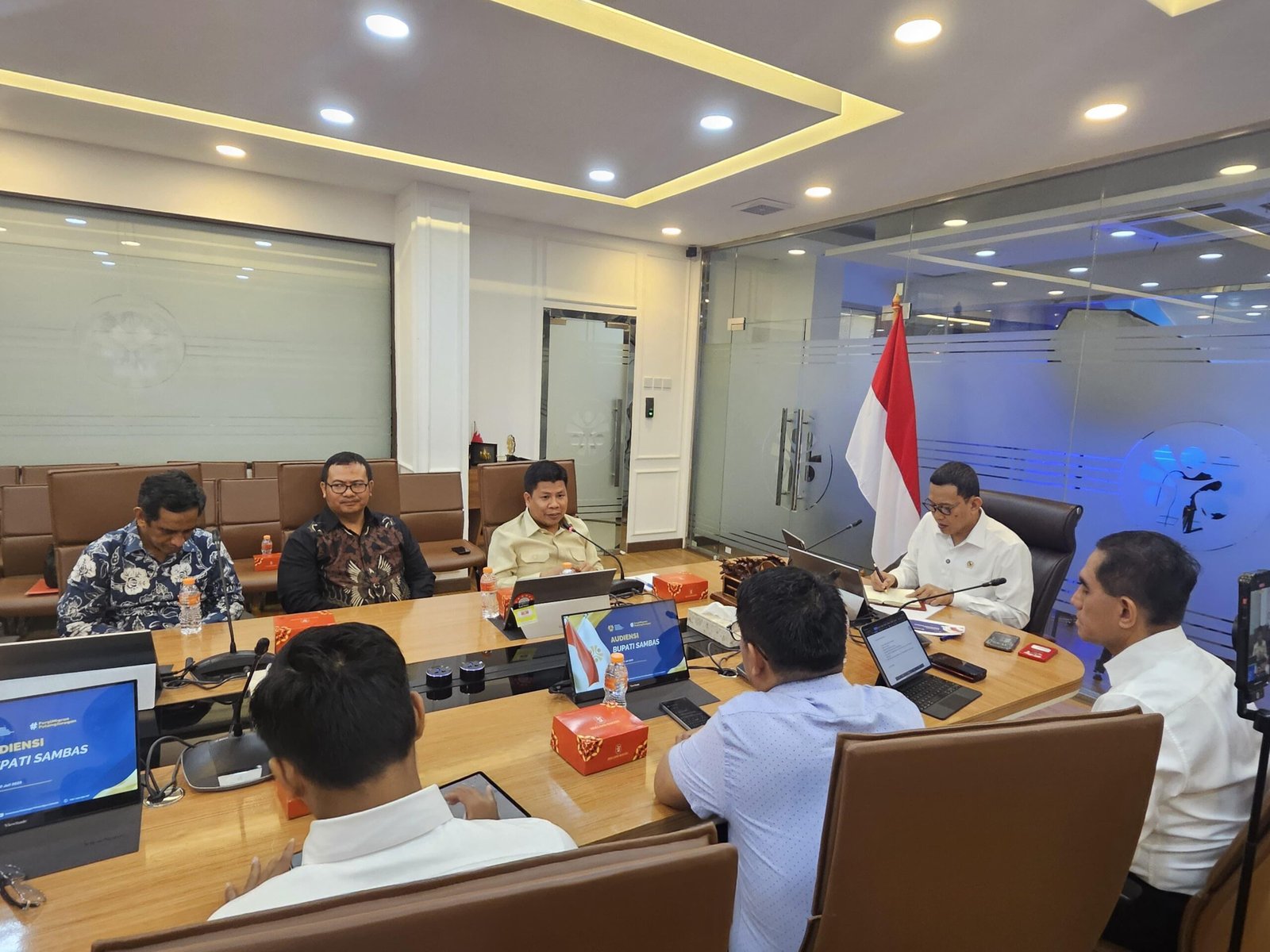 Bupati Sambas dan staf bertemu Menteri Tengah Kerja.