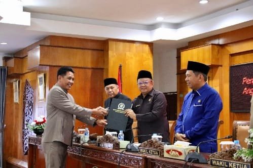 Fraksi Golkar DPRD Kabupaten Mempawah menyerahkan hasil reses.