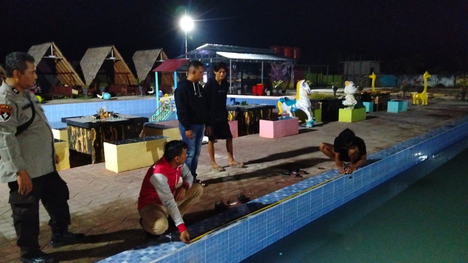 UKUR -Pihak kepolisian mengukur panjang dan lebar kolam renang, serta kedalaman kolam renang, untuk mengetahui faktor penyebab korban tenggelam di Kolam Renang Dian Kusuma Sempadung.