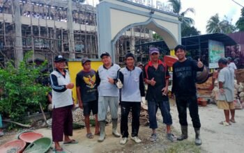 Potret semangat gotong royong masyarakat Kabupaten Sambas.