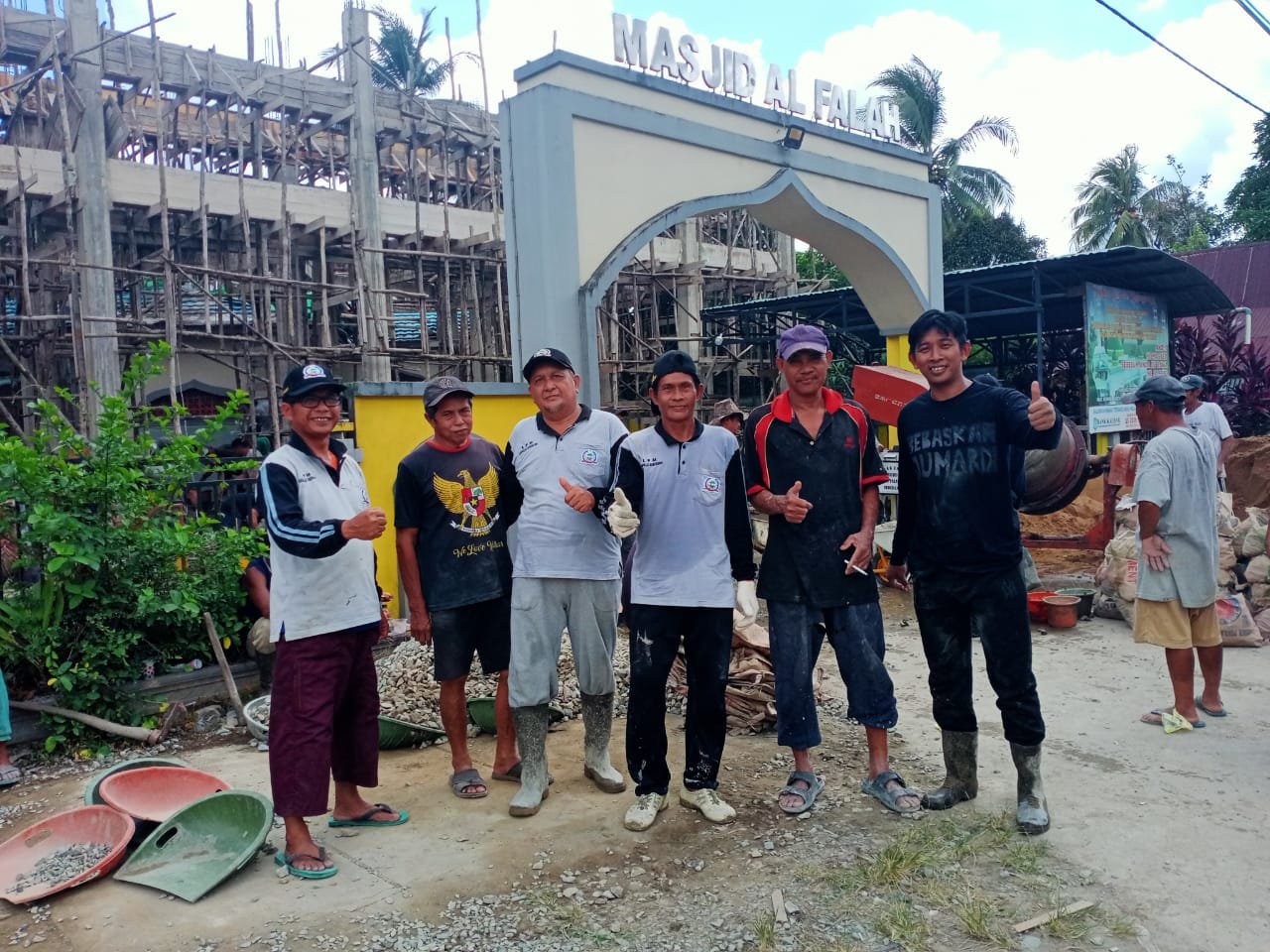 Potret semangat gotong royong masyarakat Kabupaten Sambas.