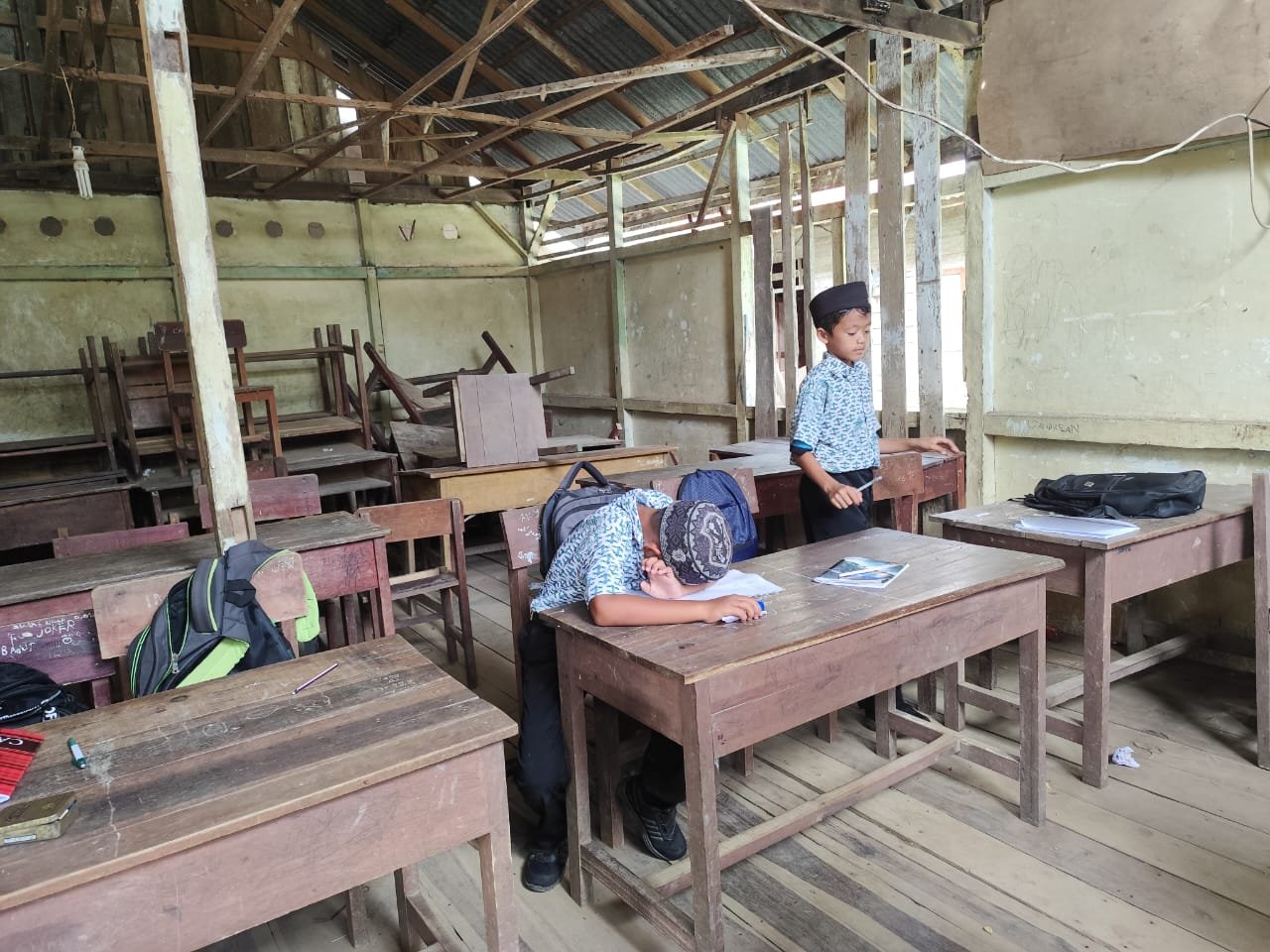 Potret memprihatinkan ruang belajar MIS Nurul Islam Seradi B, Salatiga, Kabupaten Sambas.