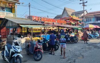 CONTOH- Inilah contoh pedagang PKL yang berjualan menggunakan lapak permanen di bahu jalan Pasar Pagi Sungai Pinyuh.