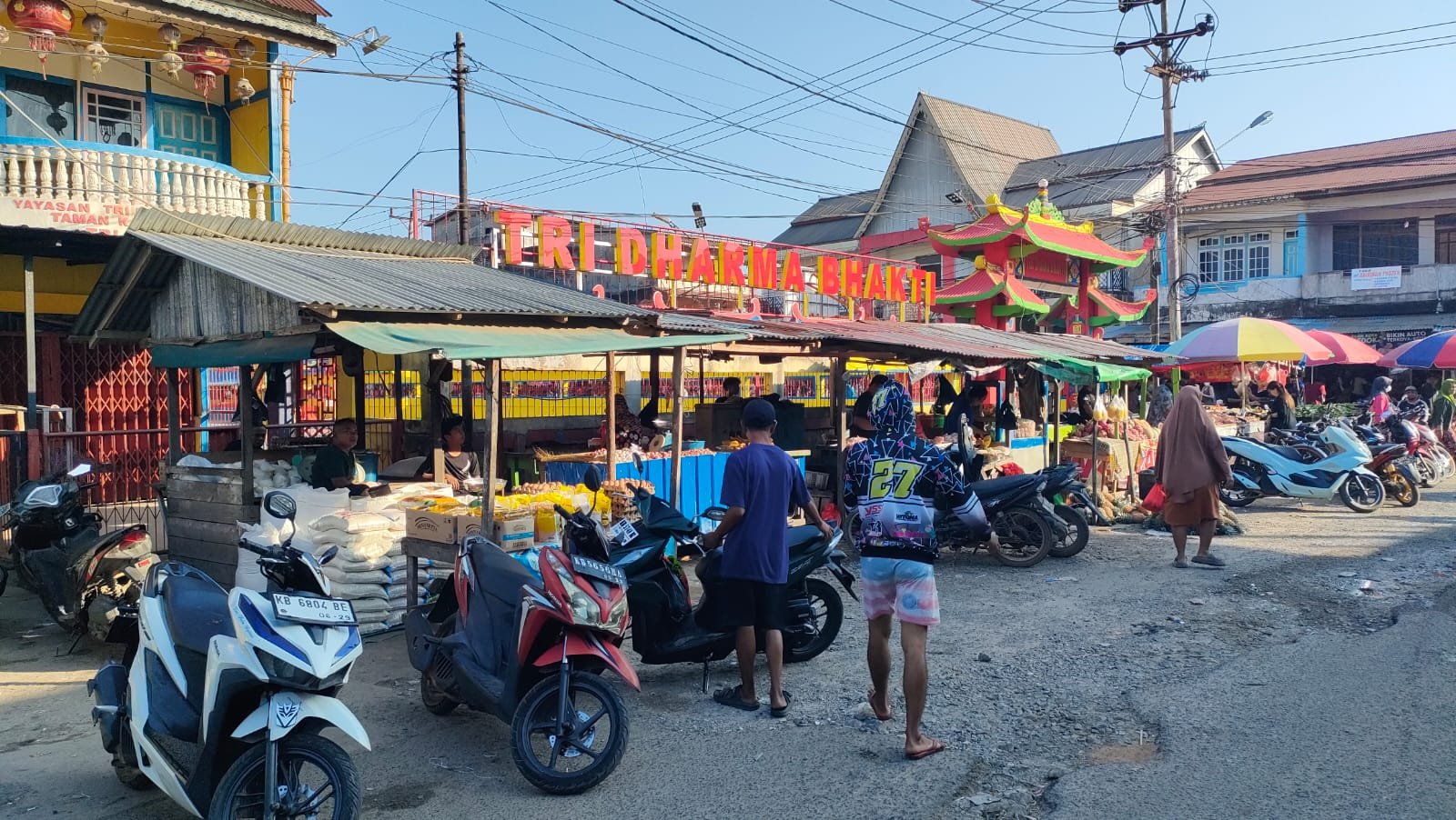 CONTOH- Inilah contoh pedagang PKL yang berjualan menggunakan lapak permanen di bahu jalan Pasar Pagi Sungai Pinyuh.