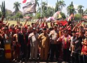 Aksi unjuk rasa tolak transmigrasi baru di Kabupaten Mempawah berlangsung aman damai.