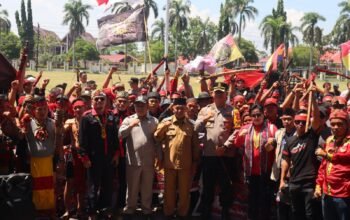 Aksi unjuk rasa tolak transmigrasi baru di Kabupaten Mempawah berlangsung aman damai.