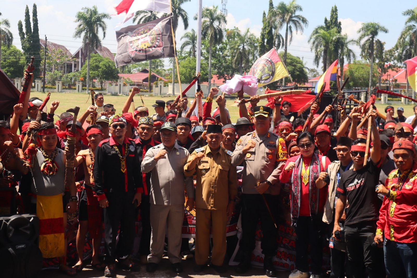 Aksi unjuk rasa tolak transmigrasi baru di Kabupaten Mempawah berlangsung aman damai.