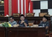 Lerry Kurniawan Figo memimpin hearing forum guru honor di Ruang Sidang Paripurna DPRD Kabupaten Sambas.
