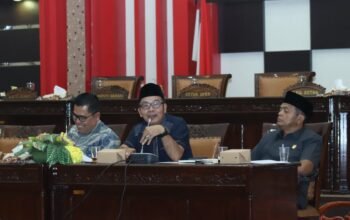 Lerry Kurniawan Figo memimpin hearing forum guru honor di Ruang Sidang Paripurna DPRD Kabupaten Sambas.