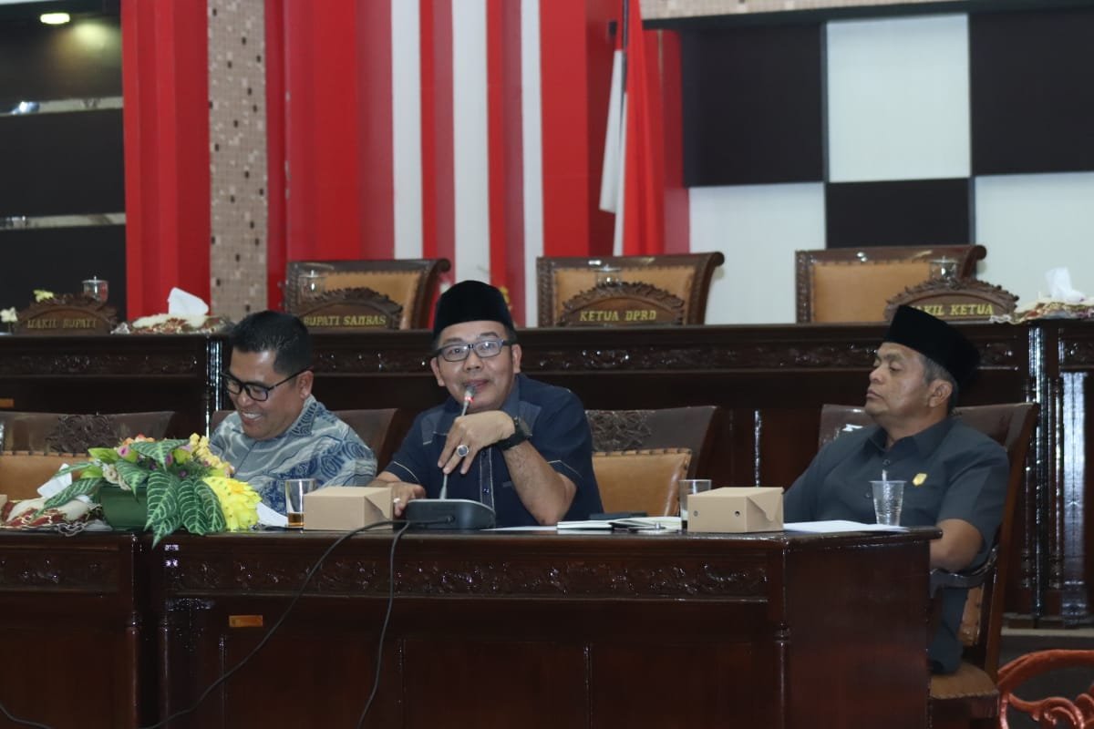 Lerry Kurniawan Figo memimpin hearing forum guru honor di Ruang Sidang Paripurna DPRD Kabupaten Sambas.
