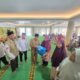 Baznas Kabupaten Mempawah menyalurkan ZIS kepada penerima manfaat.