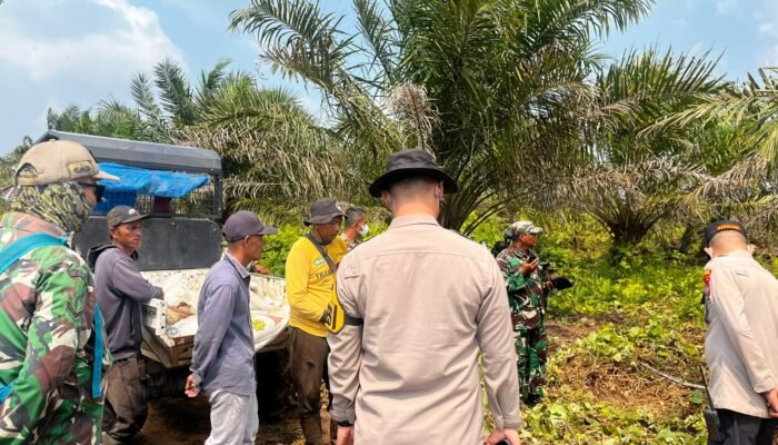 Padamkan Karhutla di Desa Antibar, Kapolres Mempawah Turun Langsung ke Lokasi
