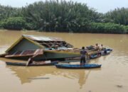 Rumah Anwar tenggelam ke Sungai Mempawah.