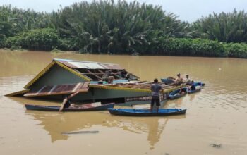Rumah Anwar tenggelam ke Sungai Mempawah.