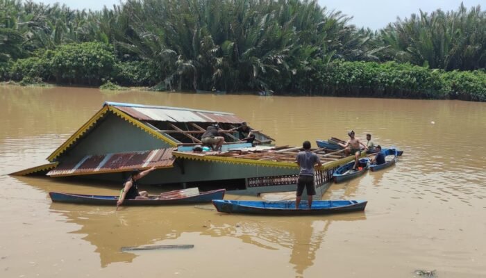 Rumah Pemilik Sewa Sampan Mancing di Mempawah Tenggelam ke Sungai