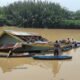 Rumah Anwar tenggelam ke Sungai Mempawah.