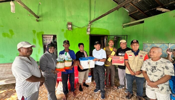 Erlina Salurkan Bantuan untuk Warga yang Rumahnya Longsor ke Sungai Mempawah
