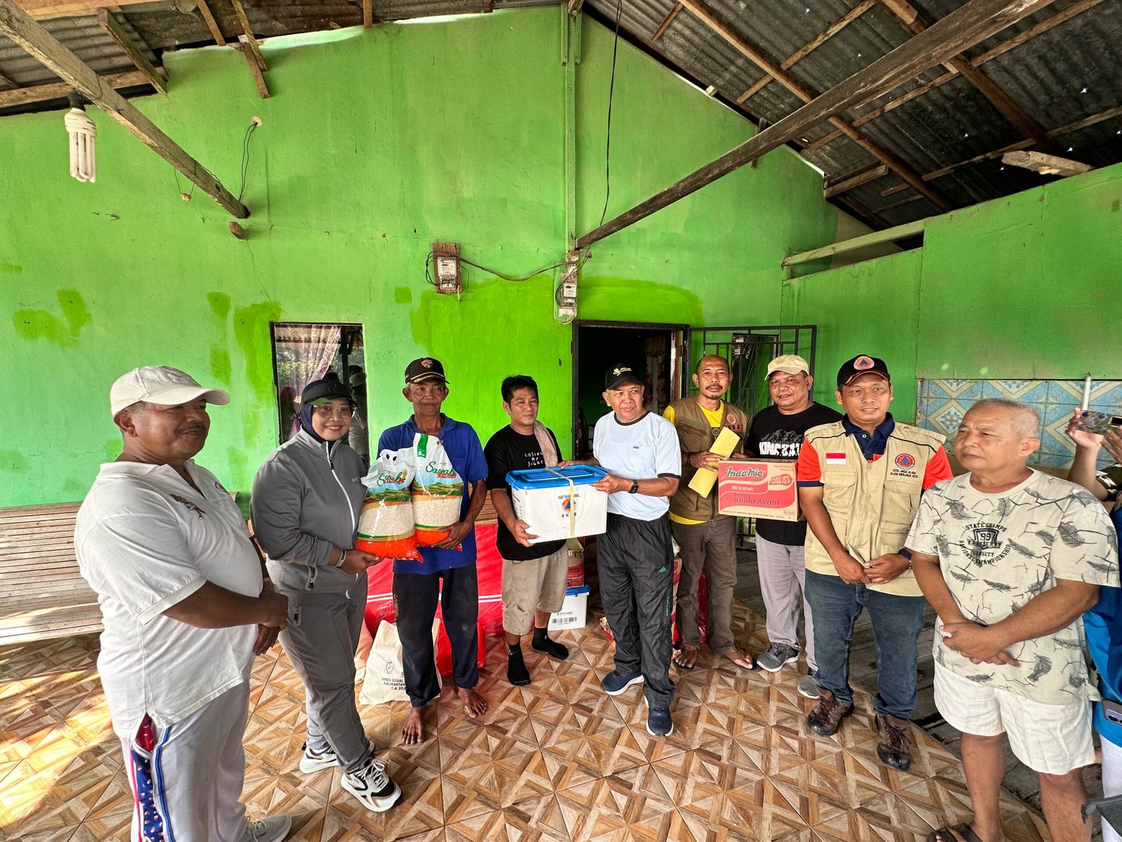Pemerintah Daerah Kabupaten Mempawah menyalurkan bantuan kepada Anwar