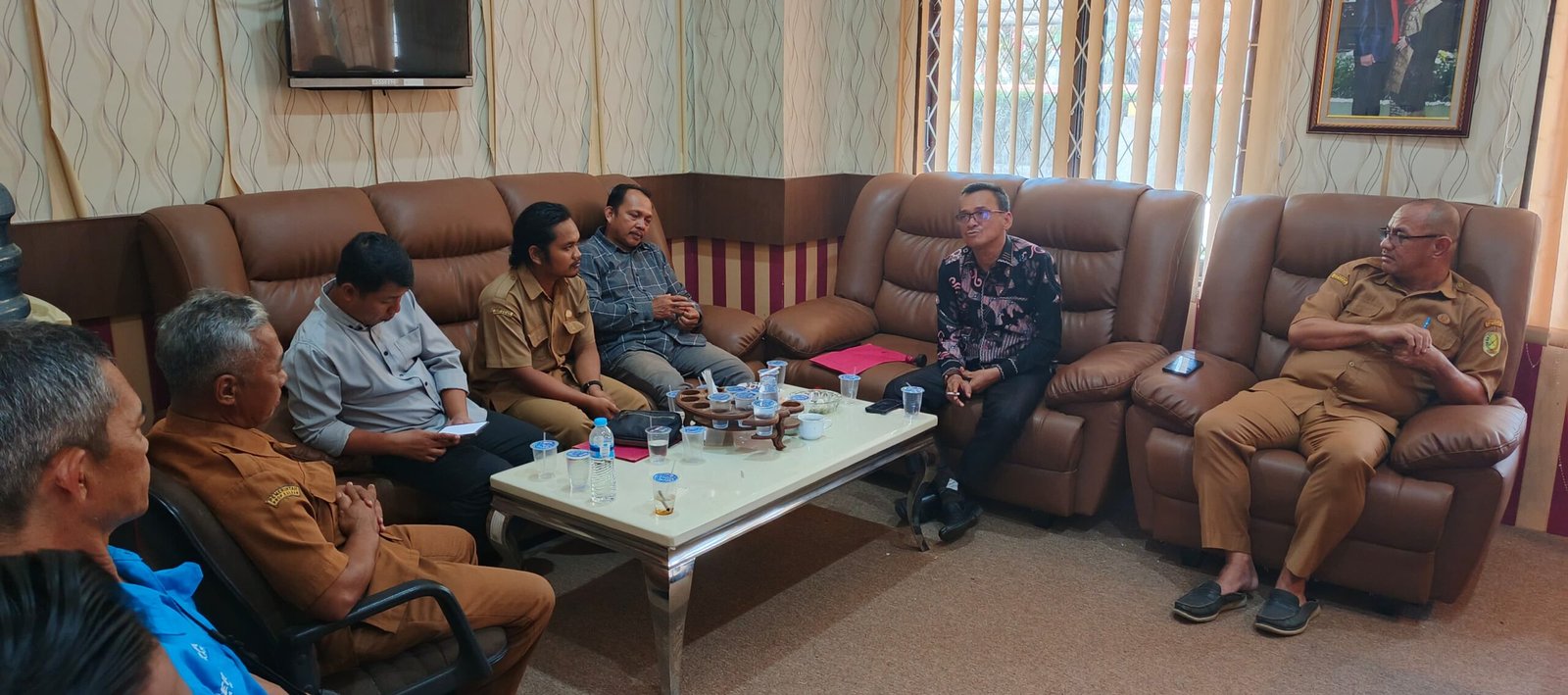 Senin 28 Juli 2025, Ferdinan Syolihin melakukan koordinasi dengan berbagai pihak untuk menyikapi masalah sampah di Danau Sebedang.