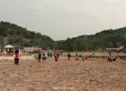 Pengunjung Danau Sebedang ramai di akhir pekan, berjalan di atas lumpur kering, Minggu 27 Juli 2025/Foto Jejaring Kalbar.