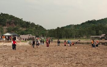 Pengunjung Danau Sebedang ramai di akhir pekan, berjalan di atas lumpur kering, Minggu 27 Juli 2025/Foto Jejaring Kalbar.