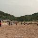 Pengunjung Danau Sebedang ramai di akhir pekan, berjalan di atas lumpur kering, Minggu 27 Juli 2025/Foto Jejaring Kalbar.