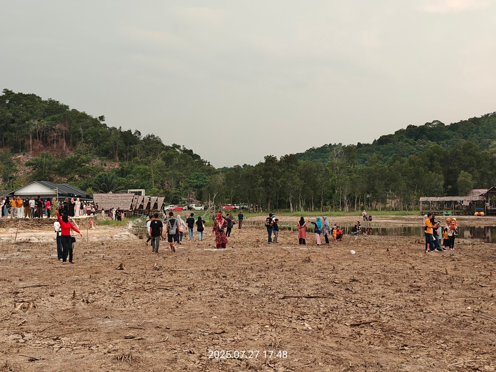 Pengunjung Danau Sebedang ramai di akhir pekan, berjalan di atas lumpur kering, Minggu 27 Juli 2025/Foto Jejaring Kalbar.