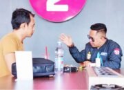 Tokoh Pemuda Desa Pasir, Mempawah, Herman Habibullah (jaket hitam) dan Anggota DPRD Kabupaten Mempawah, Choirussaib.