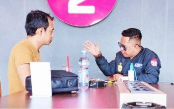 Tokoh Pemuda Desa Pasir, Mempawah, Herman Habibullah (jaket hitam) dan Anggota DPRD Kabupaten Mempawah, Choirussaib.